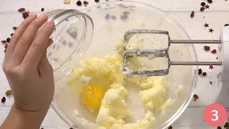 Unite ora una alla volte le uova