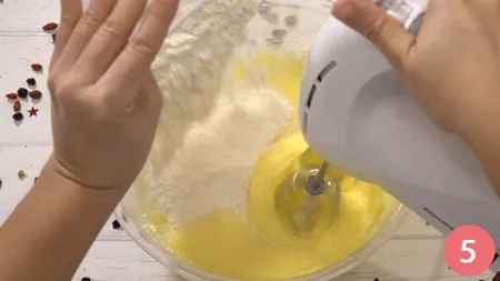 Aggiungete ora la farina setacciata