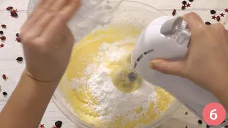 la fecola di patate anch'essa setacciata e il lievito per dolci