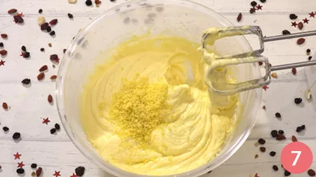 Unite ora il pizzico di sale, la scorza del limone grattugiata