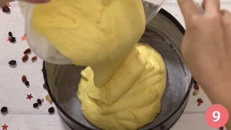 Imburrate e infarinate una tortiera a cerniera da 22 cm e versatevi l'impasto