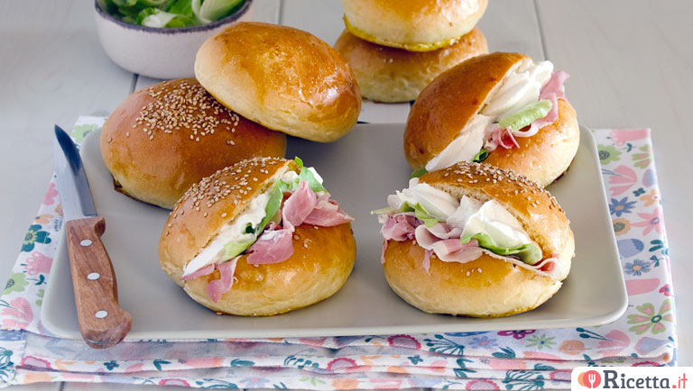 Maritozzi salati fatti in casa: soffici, facili e perfetti per ogni occasione