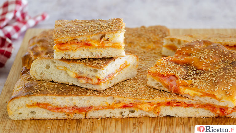 Mattonella palermitana, la pizza rustica tipica dello street food siciliano