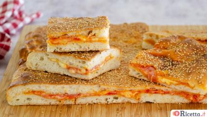 Mattonella palermitana, la pizza rustica tipica dello street food siciliano