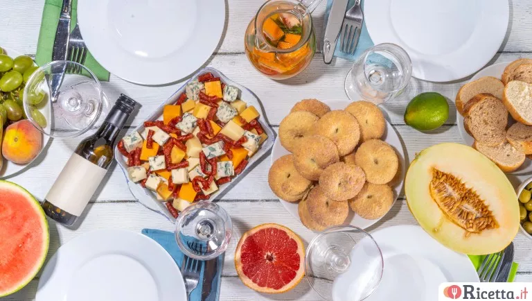 Menù di Ferragosto 2026: come organizzare il pranzo del 15 agosto fra antipasti, pasta fredda e anguria