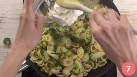 Orecchiette ai broccoli e pancetta - Passaggio 7