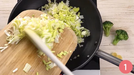 Orecchiette porri, broccoli e salsiccia - Passaggio 1