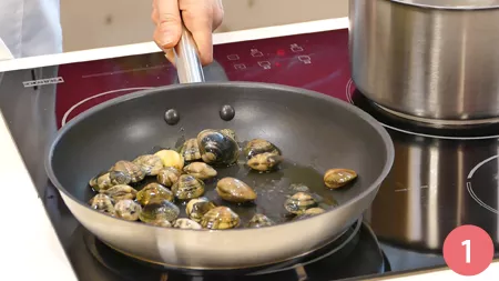 Paccheri con scarola, vongole e mandorle - Passaggio 1