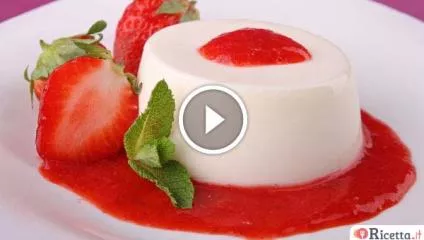 Panna cotta leggera con salsa di fragole