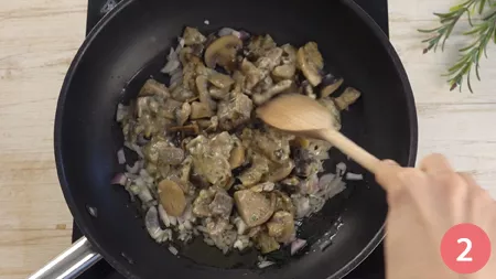 Pasta al sugo di funghi e pancetta - Passaggio 2