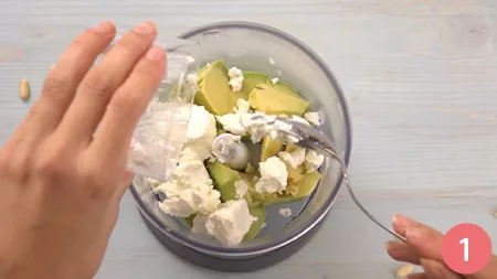 Pasta alla crema di avocado e salmone 