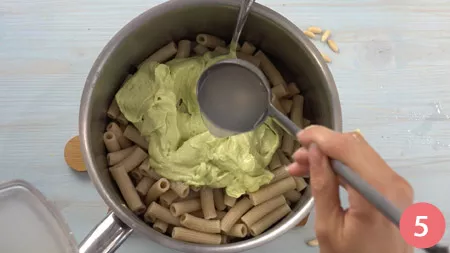 Pasta alla crema di avocado e salmone - Passaggio 5
