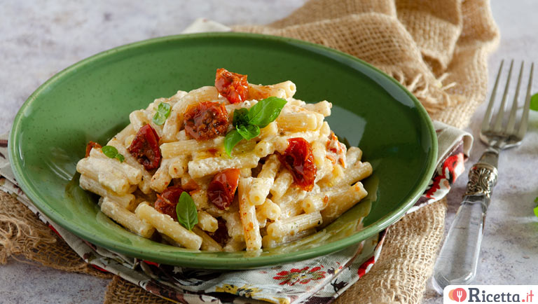 Pasta con burrata e pomodori secchi, il primo piatto cremoso e profumato