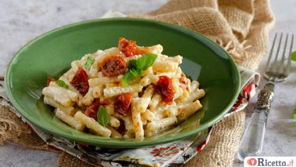 Pasta con burrata pomodori secchi, il primo piatto cremoso e profumato