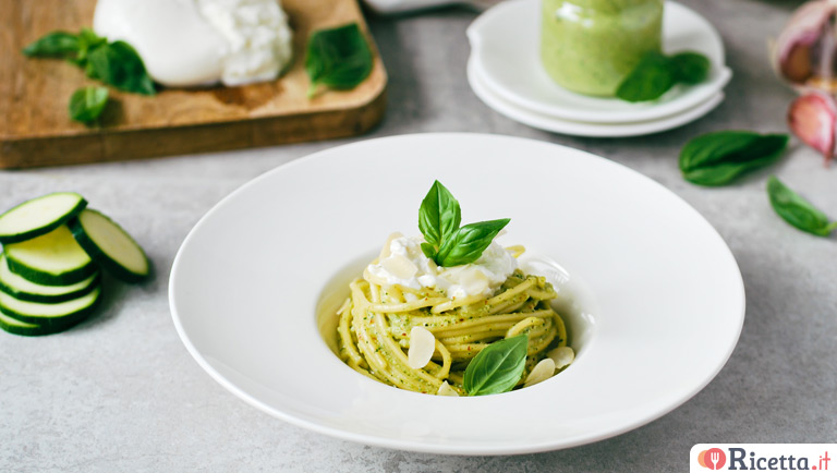 Ricetta Pasta con pesto di zucchine e burrata - Consigli e Ingredienti | Ricetta.it
