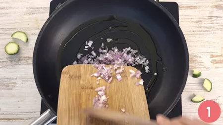 Pasta con zucchine e pancetta - Passaggio 1