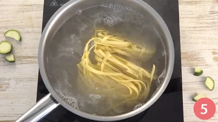 Pasta con zucchine e pancetta - Passaggio 5