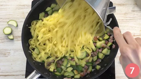 Pasta con zucchine e pancetta - Passaggio 7