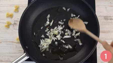 Pasta con zucchine, speck e zafferano - Passaggio 1