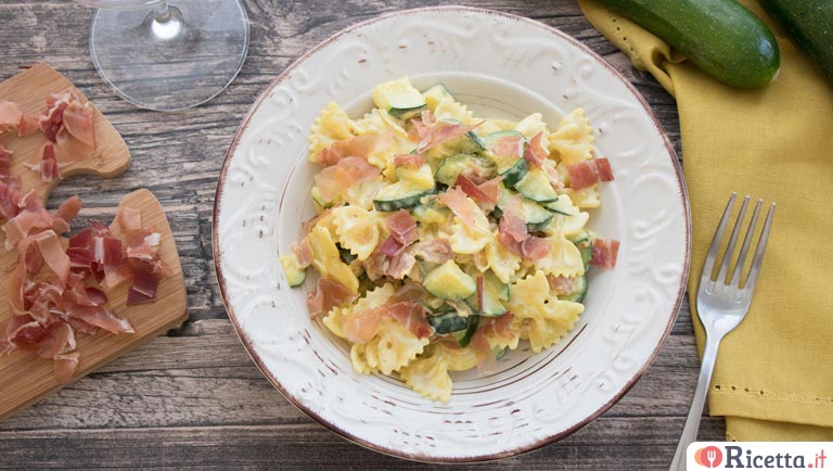 Pasta con zucchine, speck e zafferano