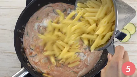 Pasta cremosa zucchine e pomodoro - Passaggio 5