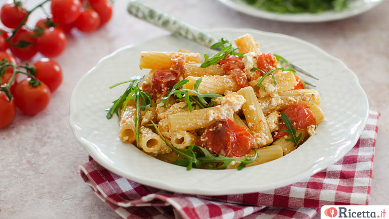 Pasta con feta, pomodorini e rucola