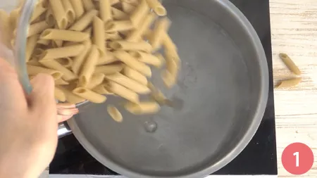 Pasta fredda con avocado e salmone - Passaggio 1