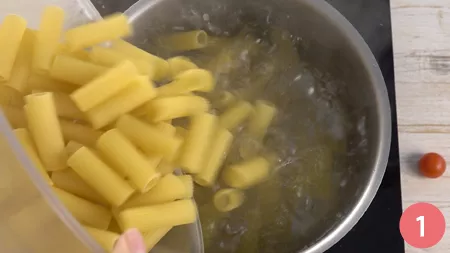 Pasta fredda con pomodorini, pesto e mozzarella - Passaggio 1