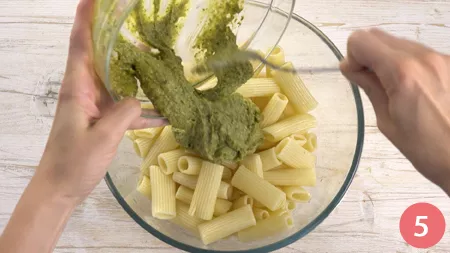 Pasta fredda con pomodorini, pesto e mozzarella - Passaggio 5