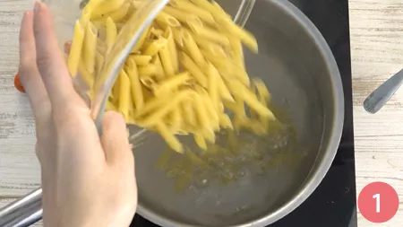 Pasta fredda con crema di pomodorini e basilico - Passaggio 1