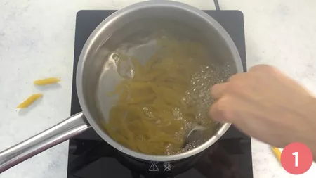 Pasta fredda con tonno, pomodorini e mozzarella 