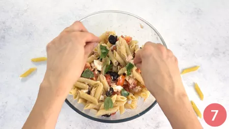 Pasta fredda con tonno pomodorini e fiocchi di latte - La mimosa rosa