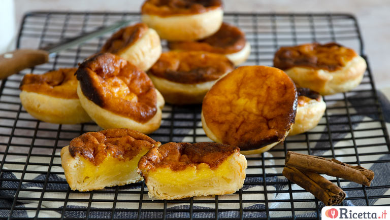 Pasteis de nata, dolci tipici portoghesi a base di pasta sfoglia e crema