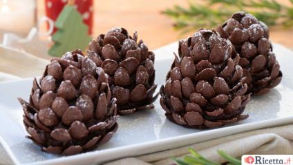 Pigne di cioccolato: dolcetti di natale scenografici e senza cottura