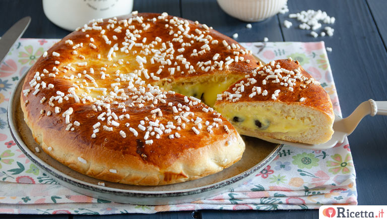 Polacca aversana, dolce tipico campano con crema e amarene