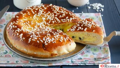 Polacca aversana, dolce tipico campano con crema e amarene