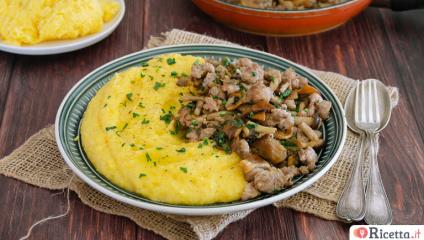 Polenta funghi e salsiccia, il piatto unico per la domenica