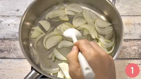 Soffriggere la cipolla affettata sottile
