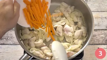 Unite la carota tagliata a julienne