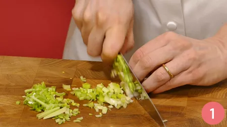 Quinoa multicolor con verdure croccanti e pinoli - Passaggio 1