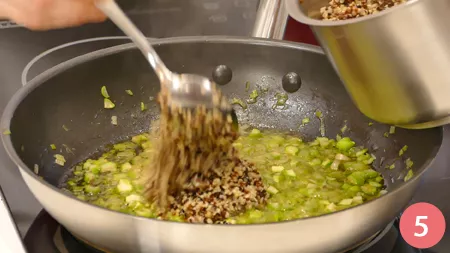 Quinoa multicolor con verdure croccanti e pinoli - Passaggio 5