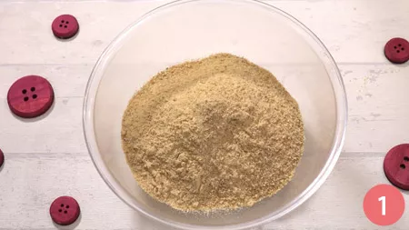 Iniziamo con la preparazione della base della ricetta cheesecake, frulliando i biscotti secchi 