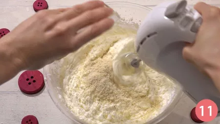 è il momento di unire le mandorle tritate