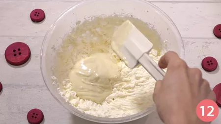 e il cioccolato bianco precedentemente sciolto a bagnomaria