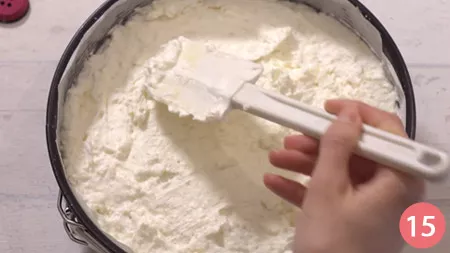 Versiamo la crema ottenuta sulla base biscottata, livelliamo per bene