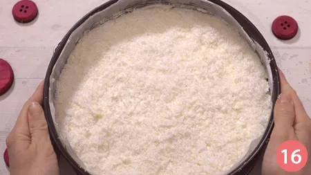 spolveriamo con del cocco grattugiato e mettiamo a raffreddare in frigorifero la nostra cheesecake per almeno 4 ore