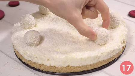 decoriamo a piacere con altro cocco grattugiato e con i cioccolatini Raffaello