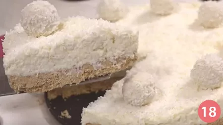 Serviamo la cheesecake tagliandola a fette