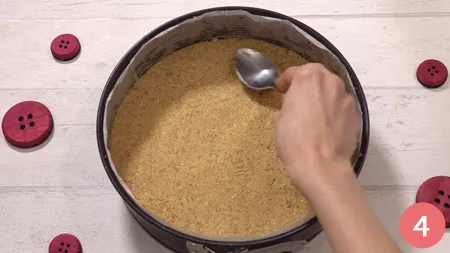 Con il dorso di un cucchiaio pressiamo bene e livelliamo la base