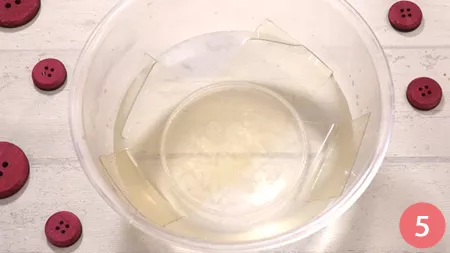 lasciamo in ammollo la colla di pesce in acqua fredda per 10-15 minuti